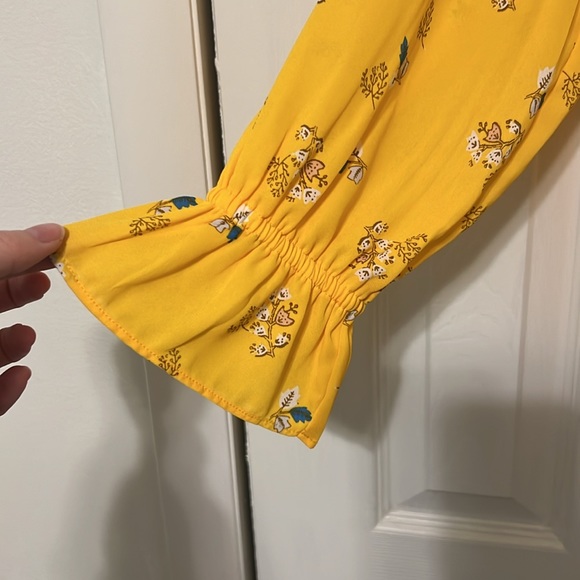 NWT Loft Outlet Women Yellow Floral Top Size Medium - Picture 3 of 5